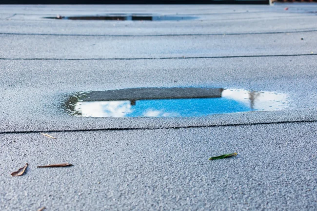 How to drain water from a flat roof?