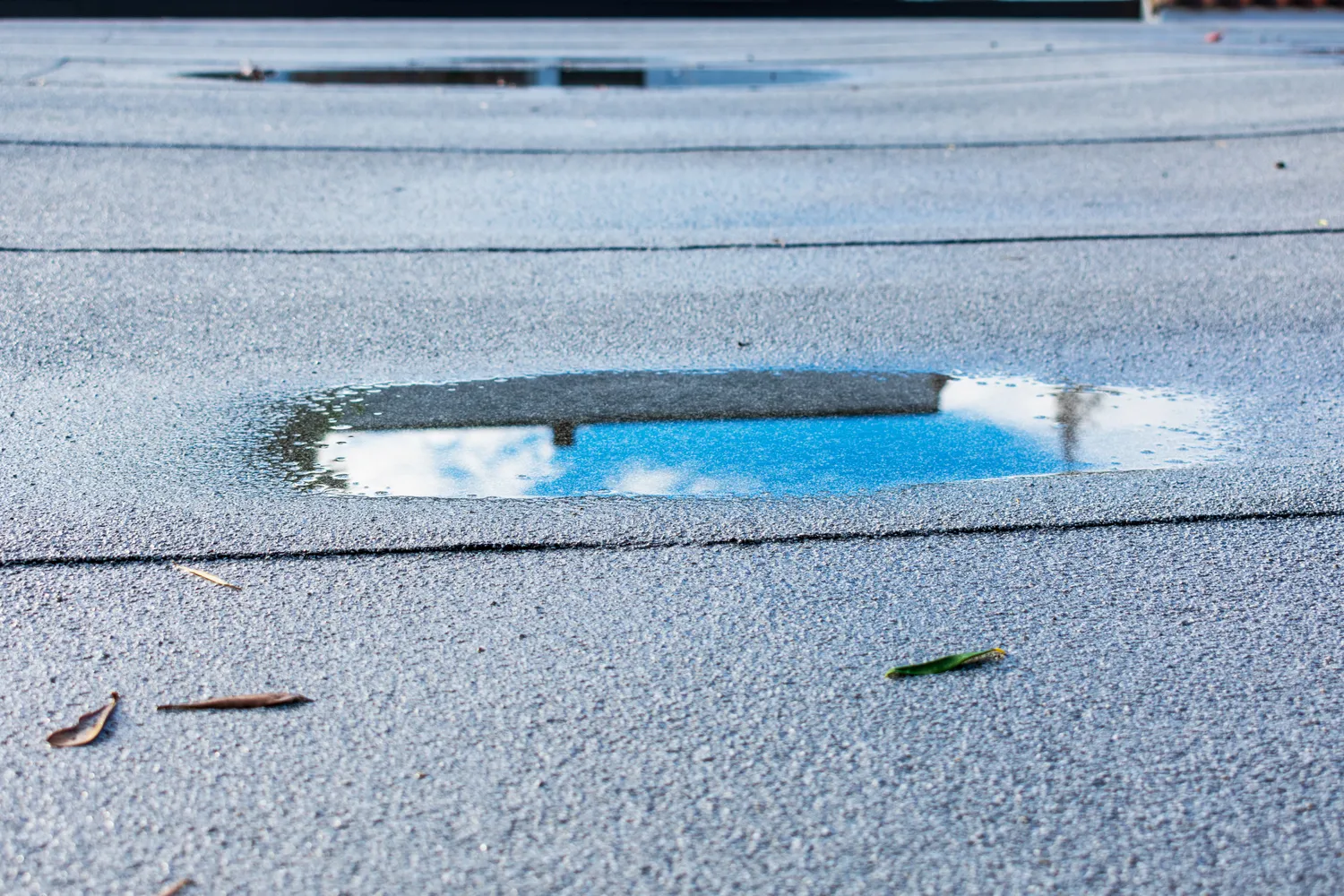How to drain water from a flat roof?